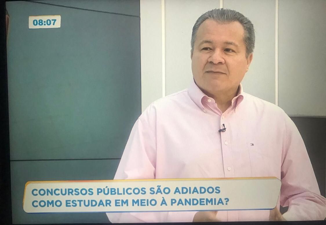 Professor Carlos André em entrevista de TV