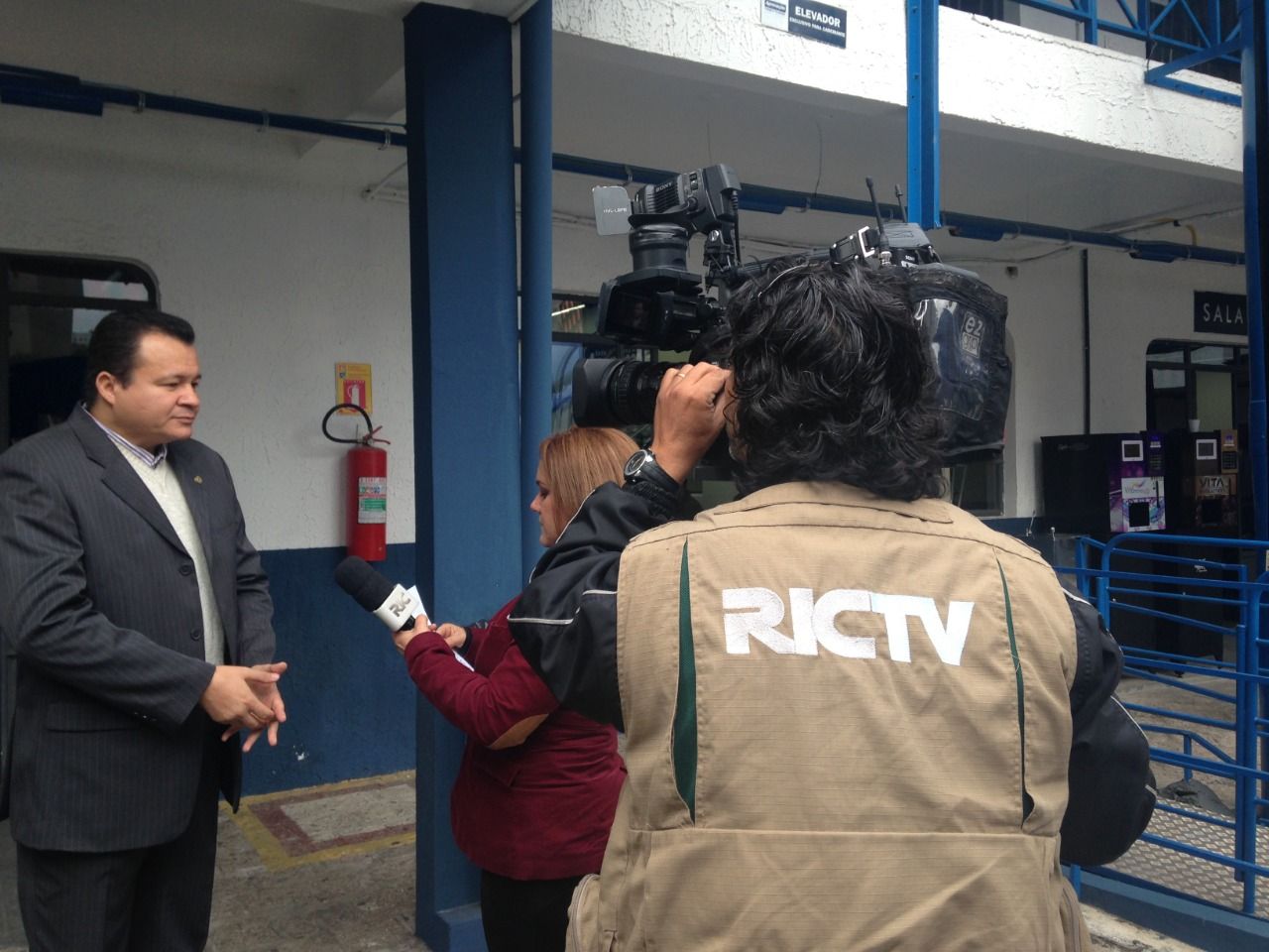 Professor Carlos André em estúdio de televisão